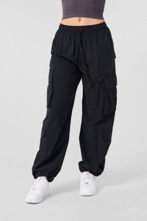 Young LA W219 Travel Cargo Joggers Schwarz | 1753-JWNBA